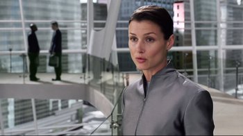 Movie still from “I, Robot” (2004), directed by Alex Proyas – A woman standing in front of a glass building; Close Up shot, Over the shoulder angle