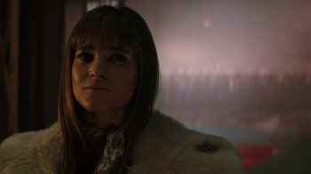Movie still from “Hotel Artemis” (2018), directed by Drew Pearce – A person wearing a fur coat; Close Up shot, Over the shoulder angle