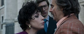 Movie still from “House of Gucci” (2021), directed by Ridley Scott – A man and a woman talking to each other outside; Close Up shot, Over the shoulder angle