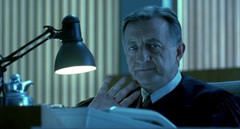 Movie still from “I Am Sam” (2001), directed by Jessie Nelson – An older man in a suit and tie looking at a computer screen; Close Up shot, Low angle