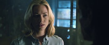 Movie still from “I, Frankenstein” (2014), directed by Stuart Beattie – A woman with blonde hair is looking at the camera; Close Up shot, Over the shoulder angle