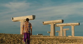 Movie still from “Idiocracy” (2006), directed by Mike Judge – A man standing on top of a dirt hill; Extreme Wide shot, Low angle