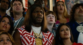 Movie still from “Idiocracy” (2006), directed by Mike Judge – A group of people that are standing in a crowd; Close Up shot, Over the shoulder angle