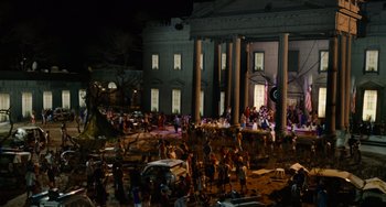 Movie still from “Idiocracy” (2006), directed by Mike Judge – A group of people standing in front of a large building; Extreme Wide shot, High angle