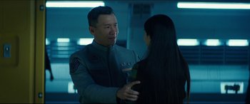 Movie still from “Independence Day: Resurgence” (2016), directed by Roland Emmerich – A man and a woman are talking to one another; Medium shot, Over the shoulder angle