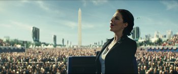 Movie still from “Independence Day: Resurgence” (2016), directed by Roland Emmerich – A woman standing in front of a large crowd of people; Medium shot, Low angle