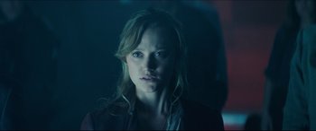 Movie still from “Independence Day: Resurgence” (2016), directed by Roland Emmerich – A woman with long blonde hair stares into the camera; Close Up shot, Low angle
