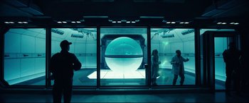 Movie still from “Independence Day: Resurgence” (2016), directed by Roland Emmerich – People are standing in front of an aquarium; Wide shot, Low angle