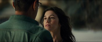 Movie still from “Independence Day: Resurgence” (2016), directed by Roland Emmerich – A person looking at the camera; Close Up shot, Over the shoulder angle