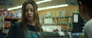 Movie still from “Ingrid Goes West” (2017), directed by Matt Spicer – A woman standing in front of a grocery store; Close Up shot, Over the shoulder angle