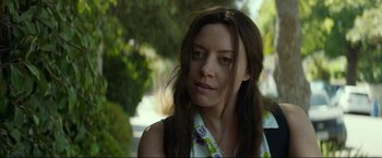 Movie still from “Ingrid Goes West” (2017), directed by Matt Spicer – A person with long brown hair; Close Up shot, Over the shoulder angle