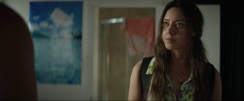 Movie still from “Ingrid Goes West” (2017), directed by Matt Spicer – A woman standing in front of a mirror in a room; Medium shot, Over the shoulder angle