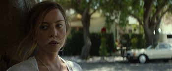 Movie still from “Ingrid Goes West” (2017), directed by Matt Spicer – A person with a tree in the background; Close Up shot, Over the shoulder angle