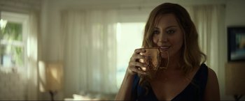 Movie still from “Ingrid Goes West” (2017), directed by Matt Spicer – A woman is holding a cup in her hand; Close Up shot, Over the shoulder angle