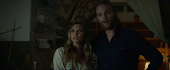 Movie still from “Ingrid Goes West” (2017), directed by Matt Spicer – A man and a woman standing next to each other; Close Up shot, Low angle