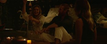 Movie still from “Ingrid Goes West” (2017), directed by Matt Spicer – A man and a woman sitting on the ground with wine glasses in front of them; Medium shot, Over the shoulder angle