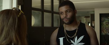 Movie still from “Ingrid Goes West” (2017), directed by Matt Spicer – A person wearing a tank top; Close Up shot, Over the shoulder angle