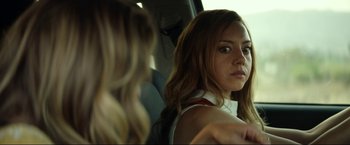 Movie still from “Ingrid Goes West” (2017), directed by Matt Spicer – A woman sitting in the back seat of a car looking into a mirror; Close Up shot, Over the shoulder angle