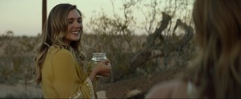Movie still from “Ingrid Goes West” (2017), directed by Matt Spicer – A woman holding a mason jar in her hand; Close Up shot, Over the shoulder angle