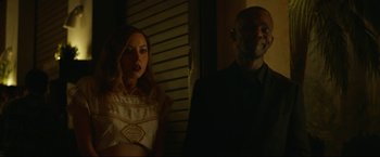 Movie still from “Ingrid Goes West” (2017), directed by Matt Spicer – A man and a woman standing next to each other; Medium shot, Over the shoulder angle