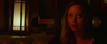 Movie still from “Ingrid Goes West” (2017), directed by Matt Spicer – A person with long blonde hair; Close Up shot, Over the shoulder angle