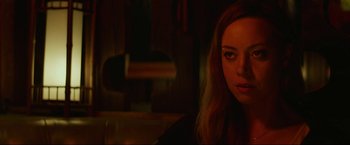 Movie still from “Ingrid Goes West” (2017), directed by Matt Spicer – A person with long blonde hair; Close Up shot, Over the shoulder angle