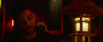 Movie still from “Ingrid Goes West” (2017), directed by Matt Spicer – A man sitting at a table in front of a painting; Close Up shot, Over the shoulder angle