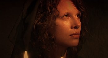 Movie still from “Inland Empire” (2006), directed by David Lynch – A person with long brown hair; Close Up shot, Low angle