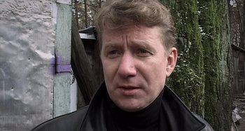 Movie still from “Inland Empire” (2006), directed by David Lynch – A person wearing a black jacket; Close Up shot, Low angle