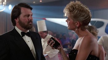 Movie still from “Innerspace” (1987), directed by Joe Dante – A man and a woman are talking to each other; Close Up shot, Over the shoulder angle