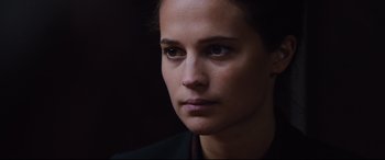 Movie still from “Jason Bourne” (2016), directed by Paul Greengrass – A woman's face in the dark; Close Up shot, Over the shoulder angle