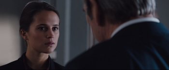 Movie still from “Jason Bourne” (2016), directed by Paul Greengrass – A man and a woman are looking at one another; Close Up shot, Over the shoulder angle