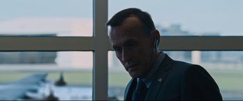 Movie still from “Jack Reacher: Never Go Back” (2016), directed by Edward Zwick – A person wearing a suit and tie; Close Up shot, Over the shoulder angle