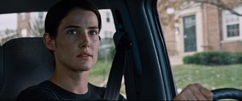 Movie still from “Jack Reacher: Never Go Back” (2016), directed by Edward Zwick – A person sitting in a car; Close Up shot, Over the shoulder angle