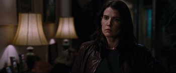 Movie still from “Jack Reacher: Never Go Back” (2016), directed by Edward Zwick – A woman standing in front of a lamp; Close Up shot, Over the shoulder angle