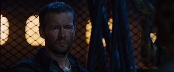 Movie still from “Jack Reacher: Never Go Back” (2016), directed by Edward Zwick – A person wearing a jacket; Close Up shot, Over the shoulder angle