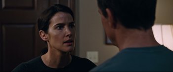 Movie still from “Jack Reacher: Never Go Back” (2016), directed by Edward Zwick – A man and a woman are talking to each other; Close Up shot, Over the shoulder angle