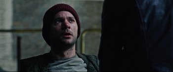 Movie still from “Jack Reacher: Never Go Back” (2016), directed by Edward Zwick – A person wearing a hat; Close Up shot, Over the shoulder angle