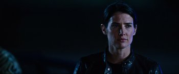 Movie still from “Jack Reacher: Never Go Back” (2016), directed by Edward Zwick – A person wearing a leather jacket; Close Up shot, Over the shoulder angle