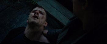 Movie still from “Jack Reacher: Never Go Back” (2016), directed by Edward Zwick – A man laying on the ground with his eyes closed; Close Up shot, Low angle