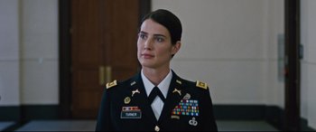 Movie still from “Jack Reacher: Never Go Back” (2016), directed by Edward Zwick – A woman in a military uniform stands in front of a wall; Close Up shot, Low angle
