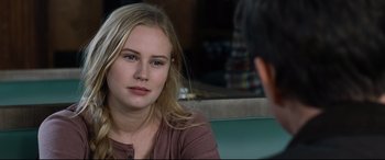 Movie still from “Jack Reacher: Never Go Back” (2016), directed by Edward Zwick – A woman sitting in front of a man in front of a window; Close Up shot, Over the shoulder angle