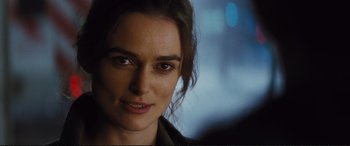Movie still from “Jack Ryan: Shadow Recruit” (2014), directed by Kenneth Branagh – A woman's face with a blurry background; Close Up shot, Over the shoulder angle