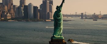Movie still from “Jack Ryan: Shadow Recruit” (2014), directed by Kenneth Branagh – The statue of liberty stands in the middle of the water; Extreme Wide shot, Low angle