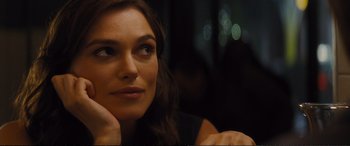 Movie still from “Jack Ryan: Shadow Recruit” (2014), directed by Kenneth Branagh – A person sitting in front of a window; Close Up shot, Over the shoulder angle