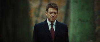 Movie still from “Jack Ryan: Shadow Recruit” (2014), directed by Kenneth Branagh – A person wearing a suit and tie; Close Up shot, Low angle