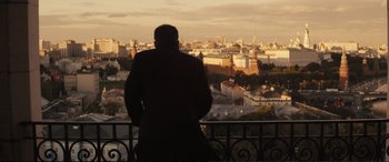 Movie still from “Jack Ryan: Shadow Recruit” (2014), directed by Kenneth Branagh – A man is looking out over a city from a balcony; Wide shot, Low angle