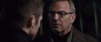 Movie still from “Jack Ryan: Shadow Recruit” (2014), directed by Kenneth Branagh – An older man wearing glasses talking to a younger man; Close Up shot, Over the shoulder angle