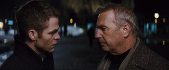 Movie still from “Jack Ryan: Shadow Recruit” (2014), directed by Kenneth Branagh – Two men standing next to each other on the street; Close Up shot, Over the shoulder angle