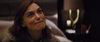 Movie still from “Jack Ryan: Shadow Recruit” (2014), directed by Kenneth Branagh – A person sitting on a couch; Close Up shot, Over the shoulder angle